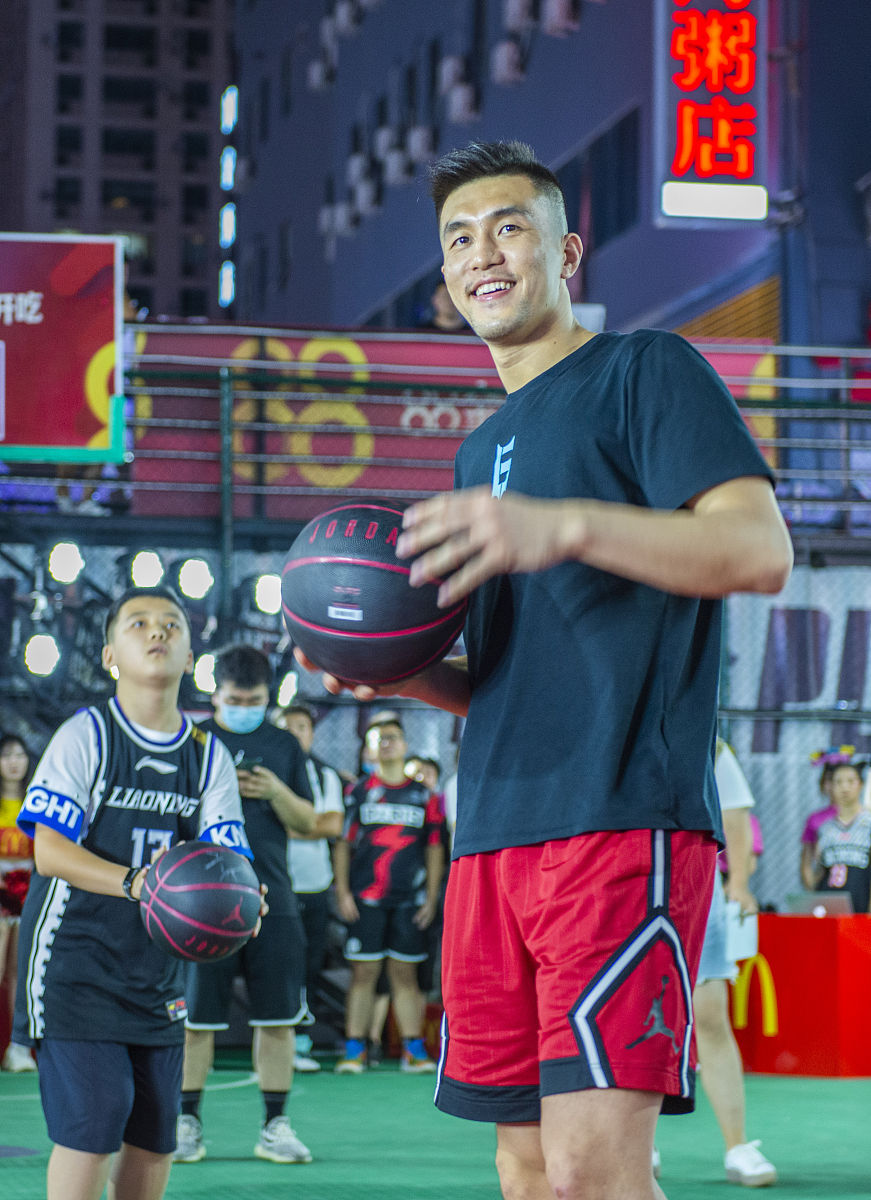 包含球场之外：职业篮球赛场上球员的生活故事的词条