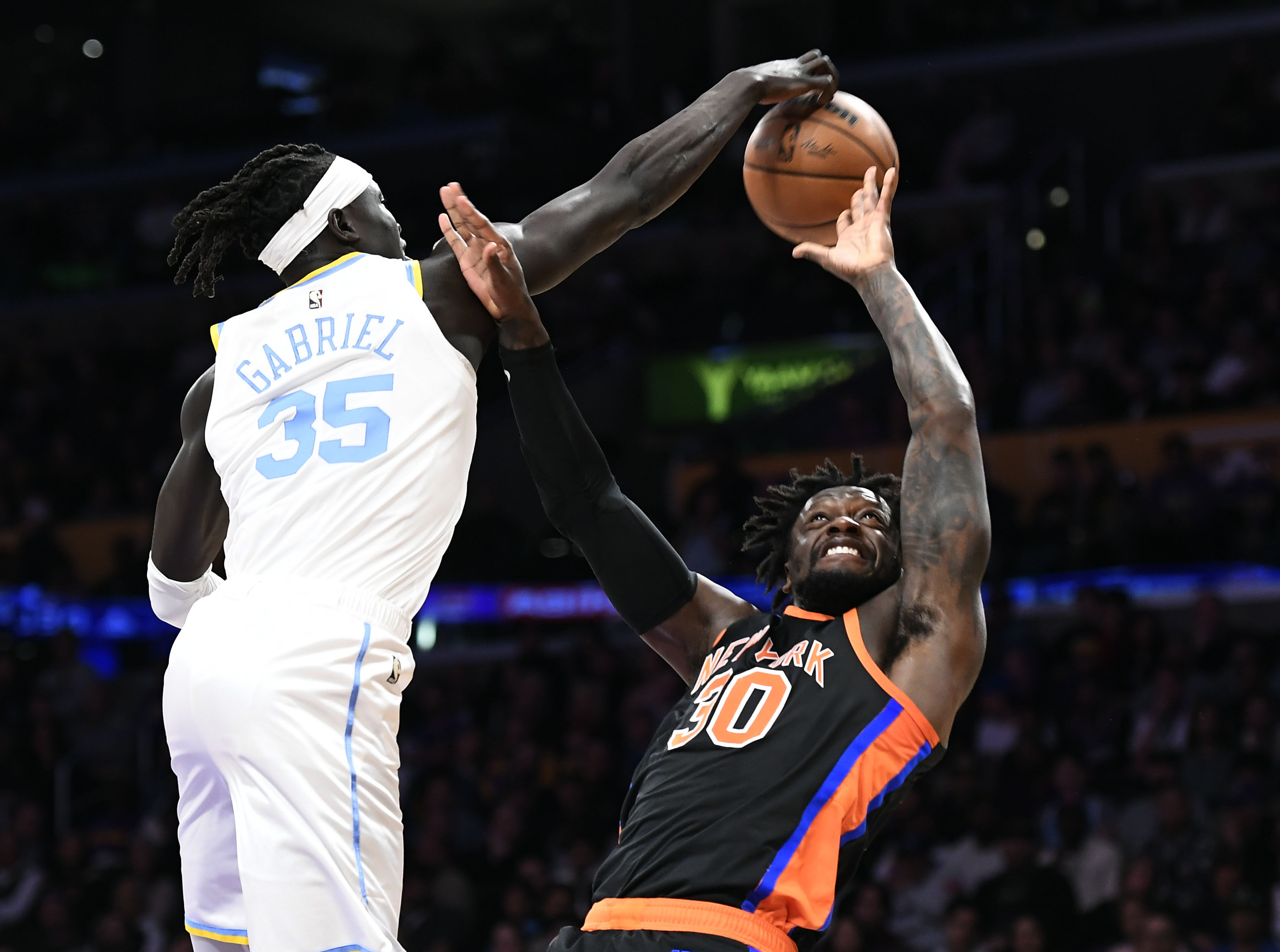 关于湖人负于猛龙，浓眉哥暴扣频现的信息