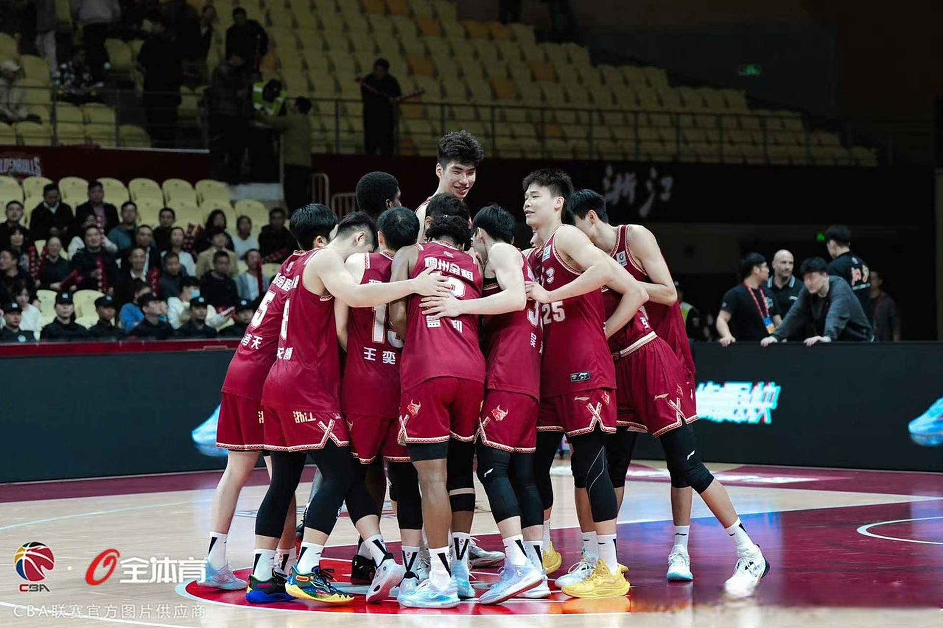 星空体育教练-教练组讨论引进外援增强实力