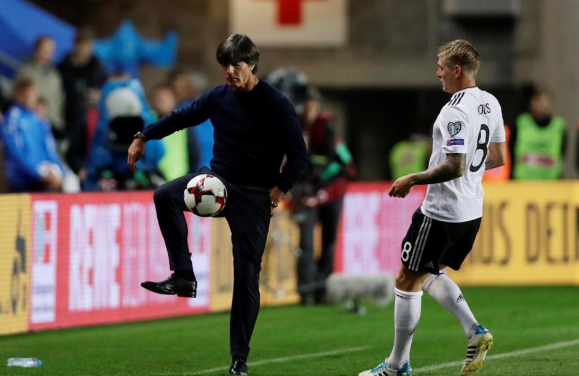 捷克客场击败罗马尼亚，提前锁定小组出线资格！的简单介绍