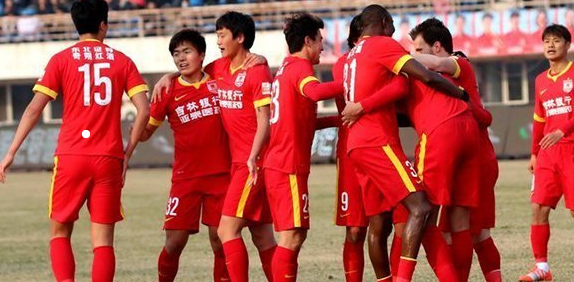 关于天津泰达主场战胜大连一方，提升排名的信息