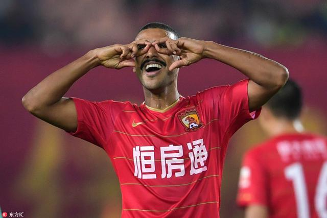 包含上港客场奋斗，争取两连胜锁定积分榜领先的词条