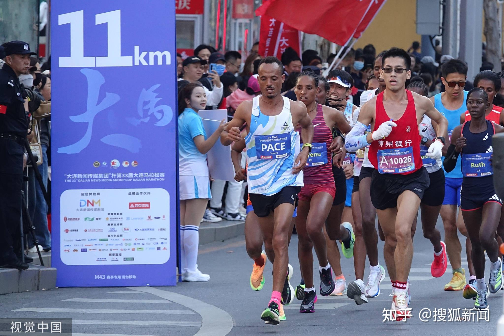 星空体育app-包含折返跑男子比赛选手全力冲刺的词条