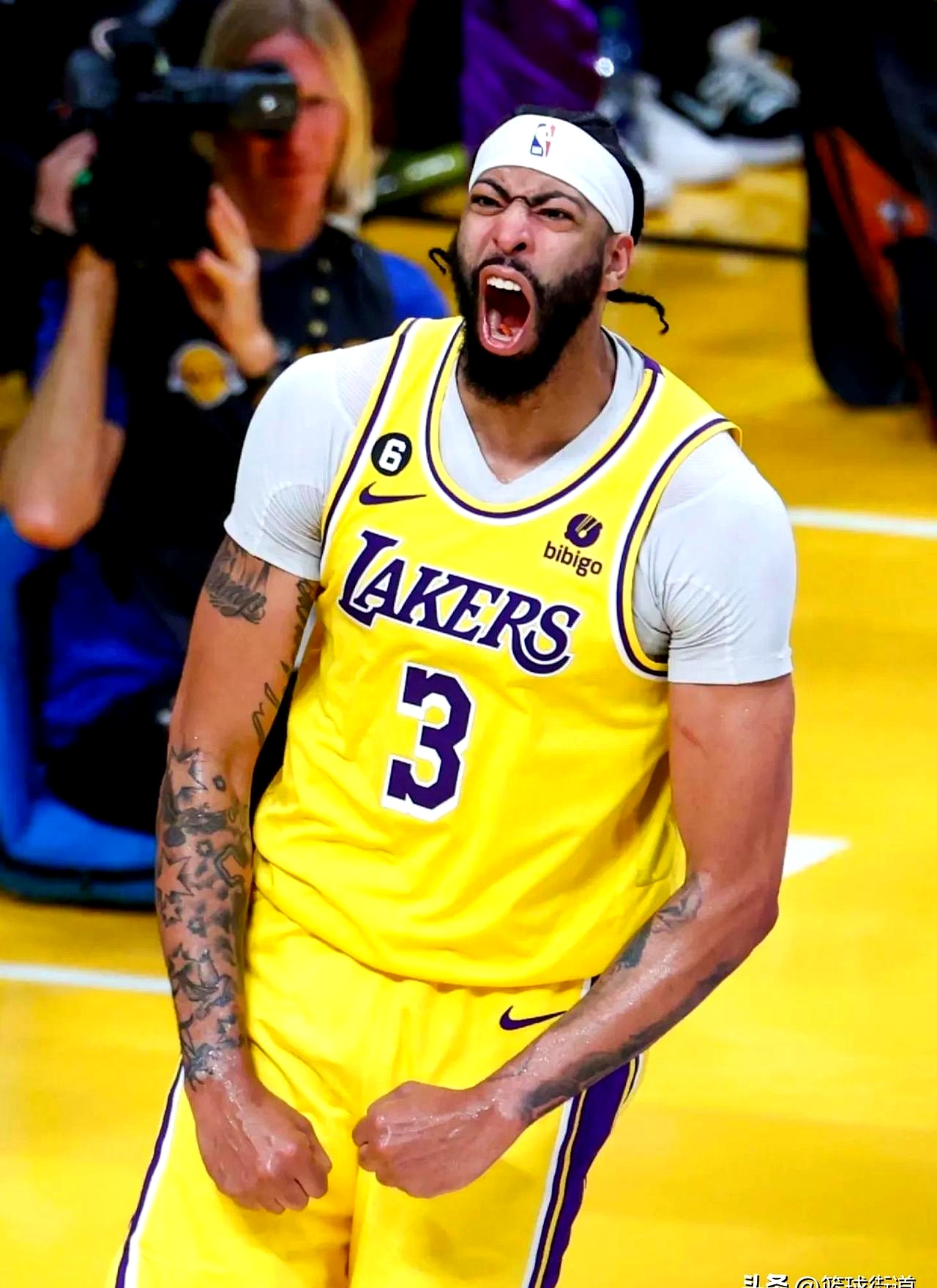 湖人大胜太阳，浓眉暴扣赢球